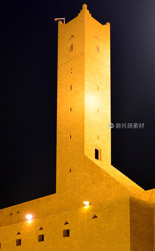 利雅得大清真寺的现代尖塔-伊玛目Turki ibn Abdallah清真寺夜间，利雅得，沙特阿拉伯